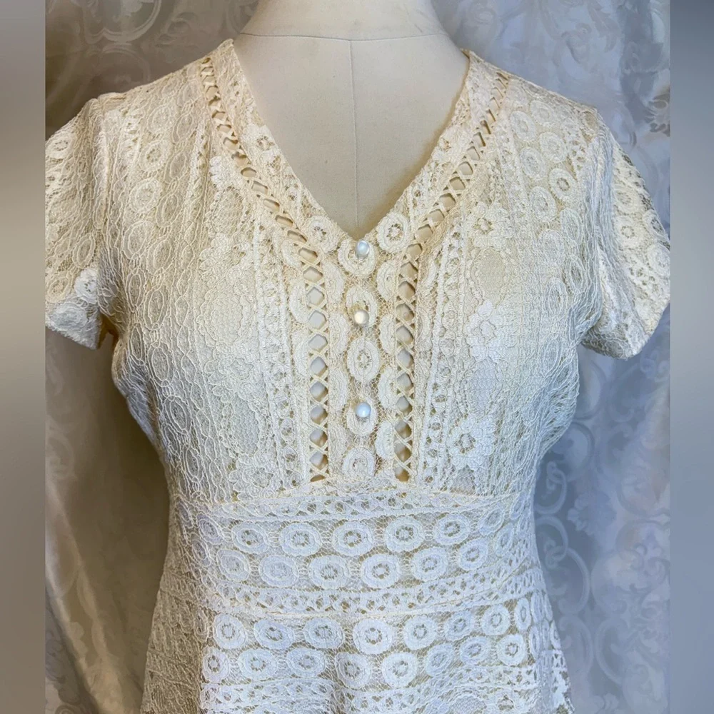 Cream/pale yellow - lace dress from the brand De Collection. Size XL